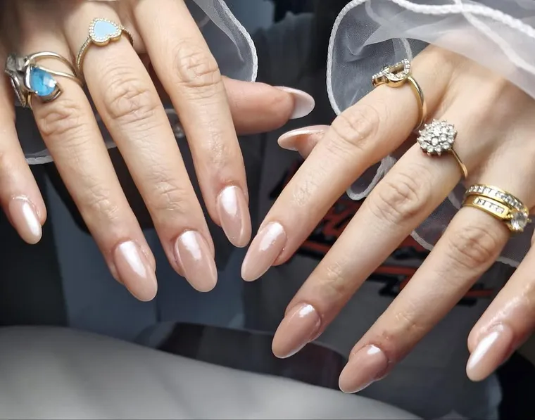 Nude pearl-chrome almond nails